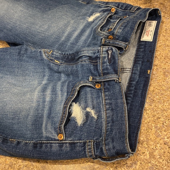 Gap Girlfriend Distressed Blue Jean Cropped Pants Unfinished Cuffs 26/2P Midrise - Picture 3 of 17